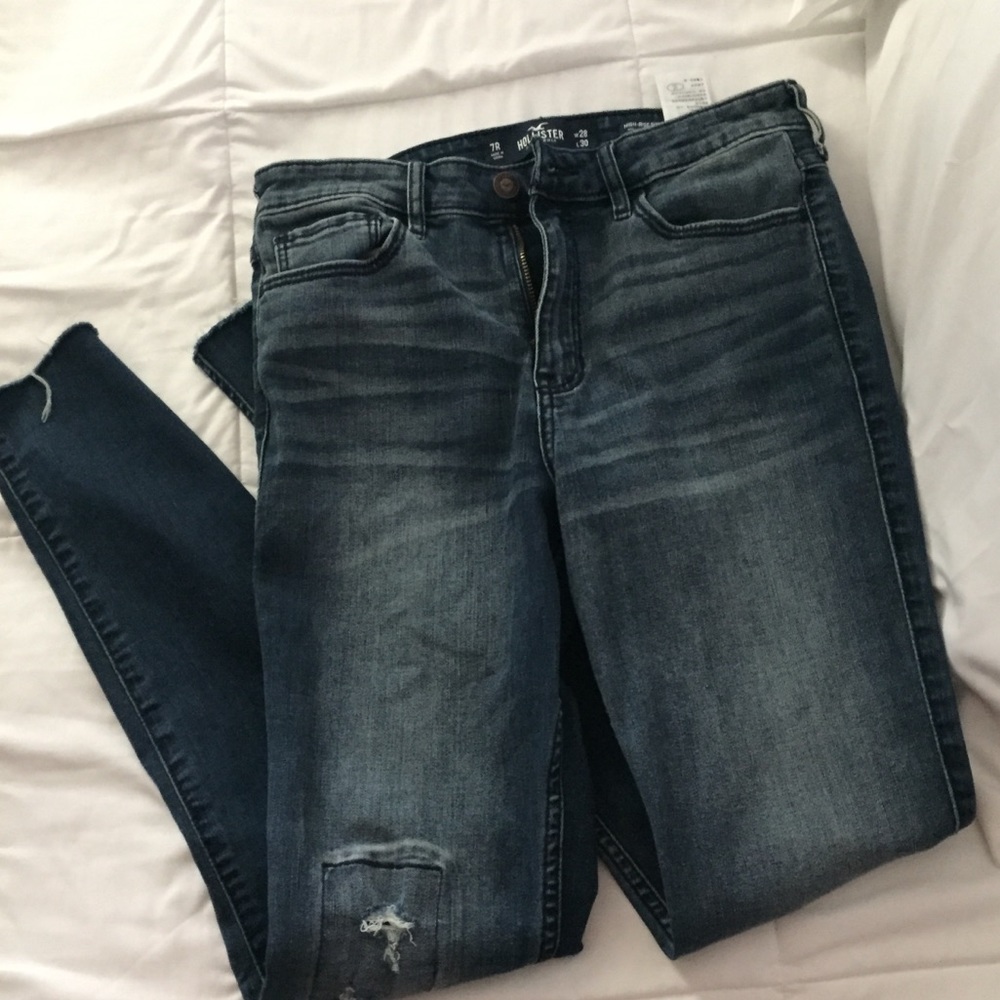 Hollister High-Rise Patched Ripped Jeans🌹